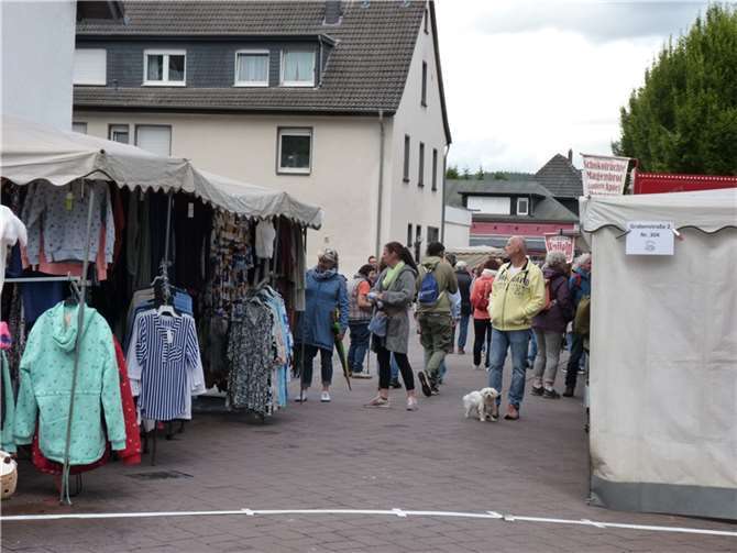 Schlendern, gucken, stöbern: Die Stände beim Zwibbelsmaat boten eine große Auswa...