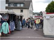 Schlendern, gucken, stöbern: Die Stände beim Zwibbelsmaat boten eine große Auswa...