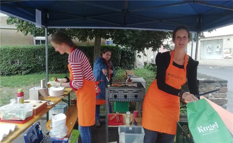 Schleppend war der Verkauf in der Bratwurst-Braterei. Das tat der guten Stimmung der Helferinnen jedoch keinen Abbruch.