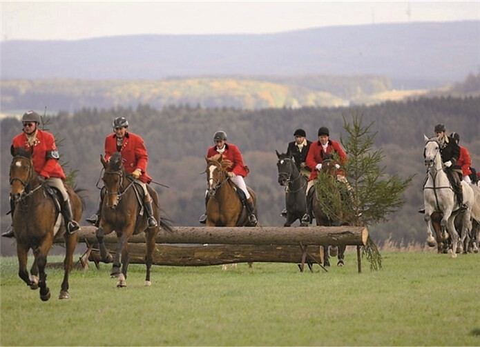 Schleppjagden sind ein Sport ohne Wettkampf. Im Mittelpunkt steht der gemeinsame Ausritt mit Hunden und anderen Reitern. privat