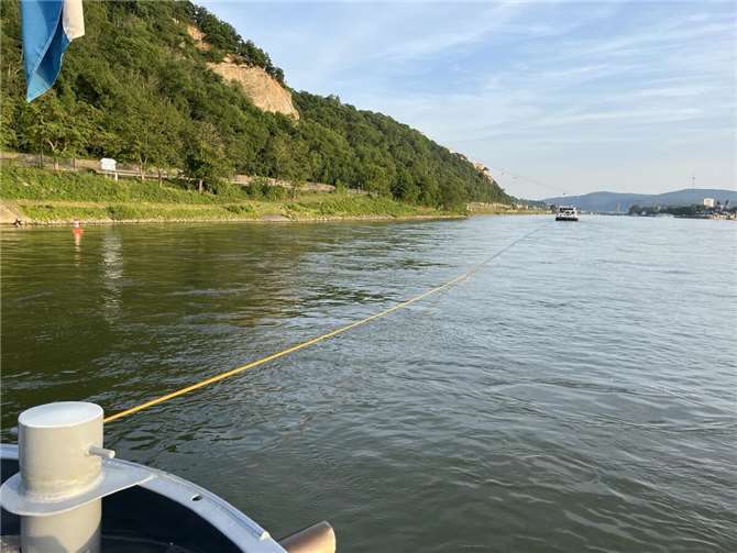 Schlepptrosse zwischen den Schiffen. Foto: Polizeipräsidium Einsatz, Logistik und Technik WSP-Station Koblenz