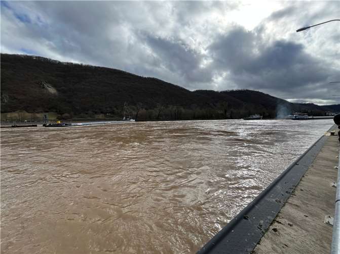 Schleppvorgang mit mehreren Fahrzeugen. Foto: Polizeipräsidium Einsatz, Logistik und Technik; Wasserschutzpolizei-Station Koblenz