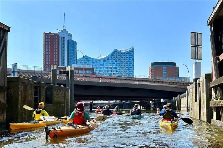 Schleusen von der Alster auf die Elbe in Richtung Elbphilharmonie.Foto: Leonard Pinger