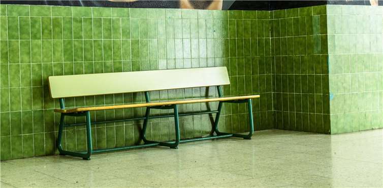 Schlicht „Wartebank“ nennt Sabine Hartert ihre Fotografie aus dem Jahr 2017. Sabine Hartert