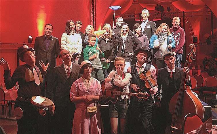 Schließlich schauten die Gäste vom Kinderzirkus ISANI auch bei den Künstlern vom Festungsvarieté vorbei.