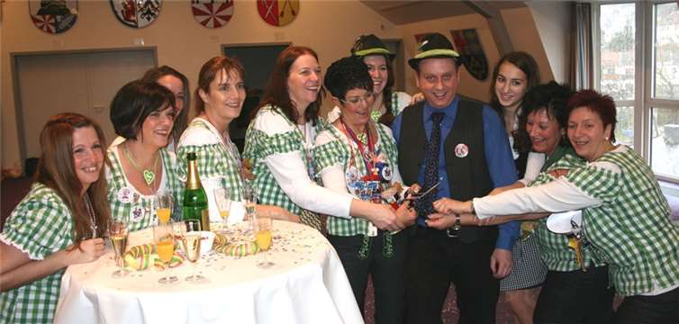 Schließlich wurde der Schlips des Bürgermeisters ein Opfer der Schere, mit der Sitzungspräsidentin Christel Krupp ein wahres Kunstwerk schnitt. WK