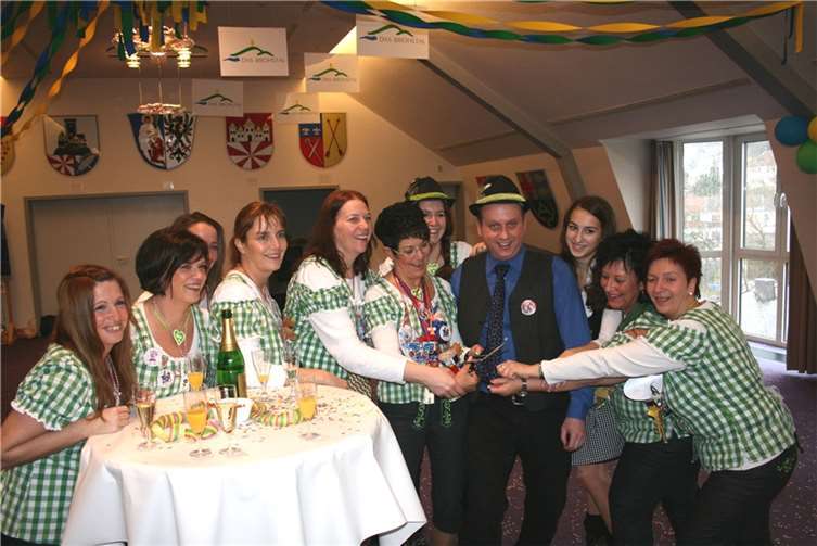 Schließlich wurde der Schlips des Bürgermeisters ein Opfer der Schere, mit der Sitzungspräsidentin Christel Krupp ein wahres Kunstwerk schnitt. WK