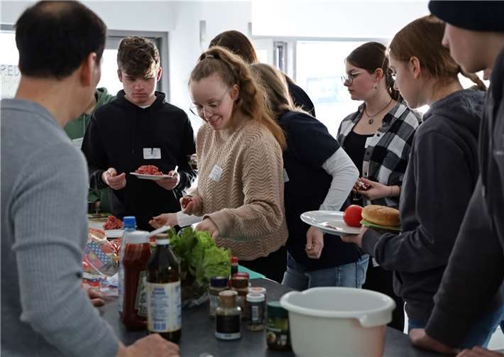 Schließlich wurden leckere Burger gebraten.