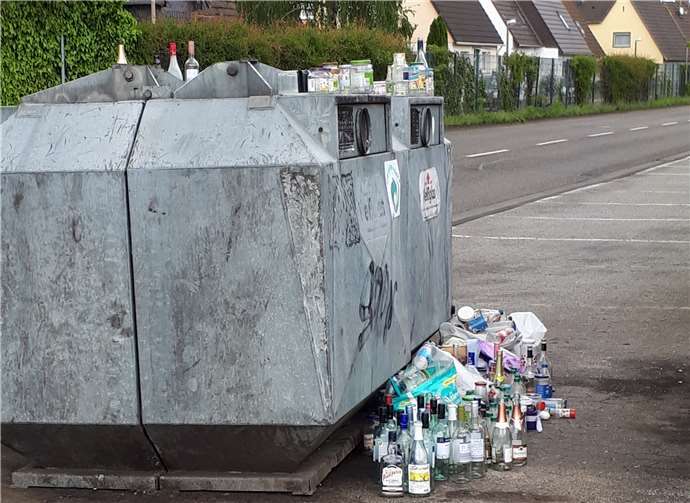 Schlimme Zustände am Containerstandort Brückenstraße. Foto: privat