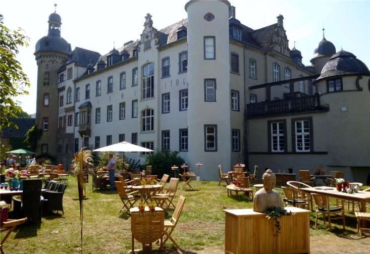 Schloss Burg Namedy – eine herrliche Kulisse für eine elegante Landpartie.privat