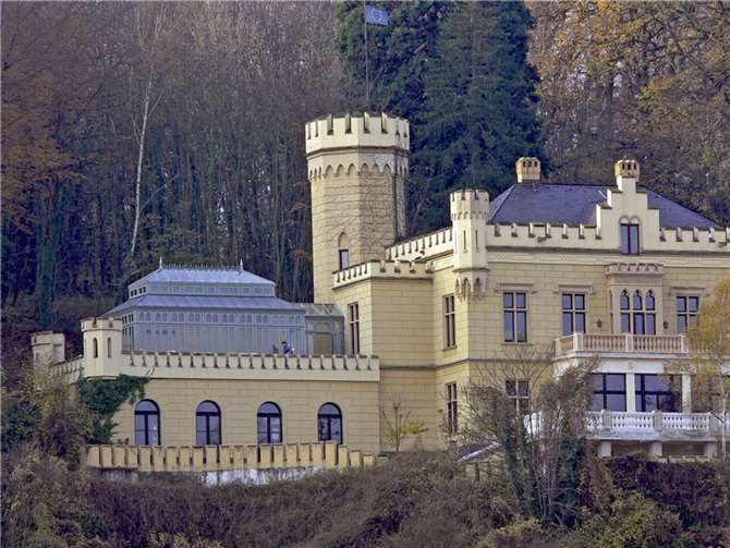 Schloss Marienfels, hoch über Remagen am Eingang zum Calmuth-Tal gelegen, steht wieder im Fokus der Öffentlichkeit. AB