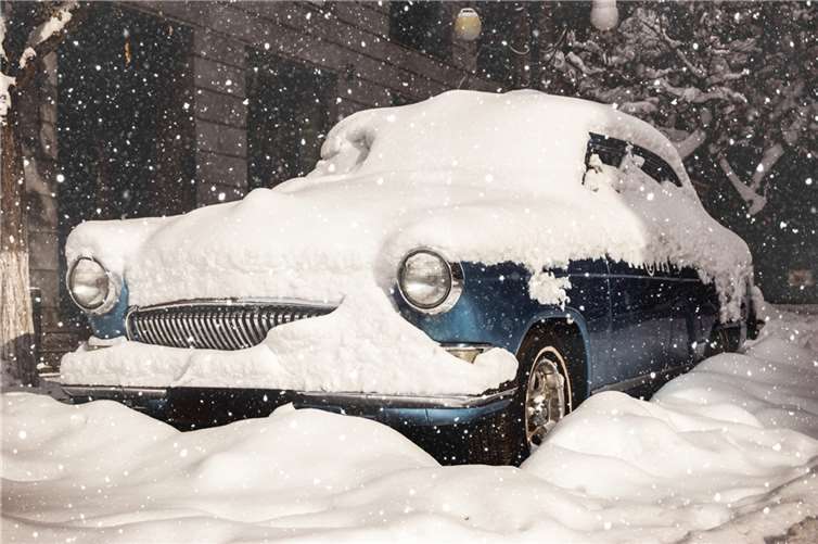 Schlüssel raus, der Frühling kommt? Wer so an die „Auswinterung“ seines Schätzchens, geht, wird sein blaues Wunder erleben. Foto: fotolia.com © edarchinyan 