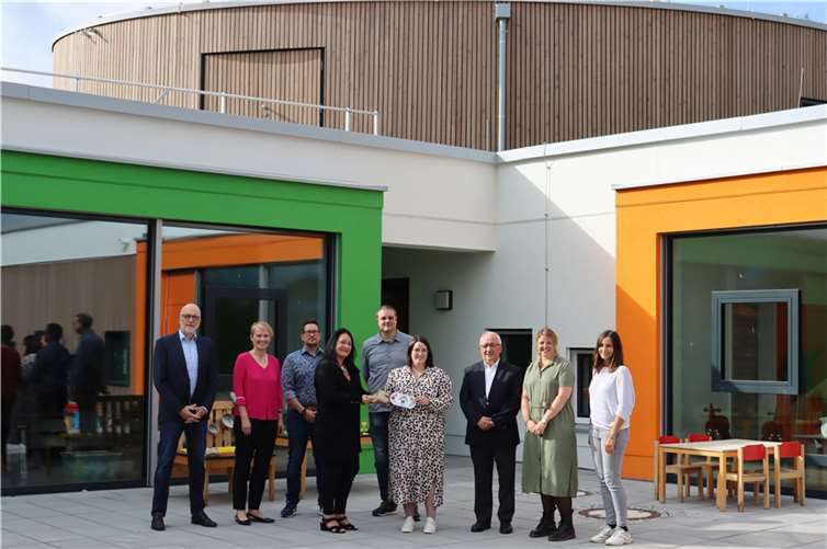 Schlüsselübergabe: Die Bauleiterin Pia Höhn-Ferdinand (Mitte links) überreichte den Schlüssel für den Neubau symbolisch an Kita-Leiterin Regina Günter. Zum Einzug gratulierten: (v.l.) Architekt Michael Lanzerath, Stadtbürgermeisterin Gabi Wieland, Planer Tim Erz, Projektleiter Sascha Schmidt von der VG Montabaur sowie von der Pfarrei St. Peter Montabaur-Stelzenbachgemeinden Pfarrer Heinz-Walter Barthenheier, Kita-Koordinatorin Katharina Klein und Pastoralreferentin Inge Rocco. Foto: privat