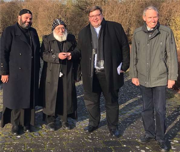 Sie war eine Kirche und wird wieder zu einer Kirche Schlüsselübergabe: Nach dem Notartermin überreichten Pastor Stefan Dumont und der zweite Vorsitzende des Verwaltungsrates, Rudi Reichling, einen ersten Schlüssel von St. Albert an Bischof Anba Michael (2.v.l.) und den zukünftigen koptischen Priester in Andernach. Fotos: MKA