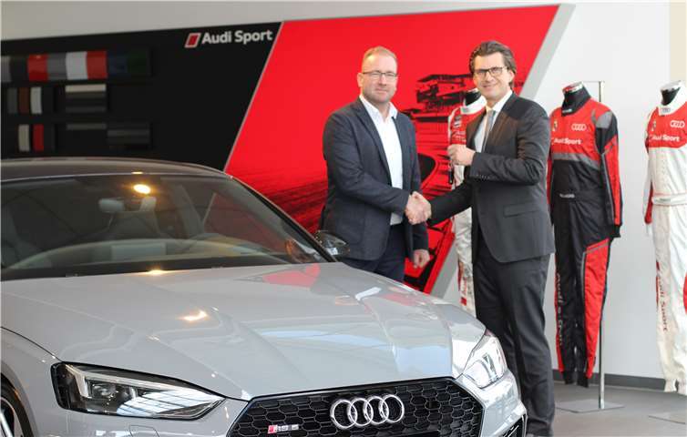 Schlüsselübergabe – Stephan Esser, Geschäftsführer Autohaus Kempen Löhr und Mathias Lutz, Vorstand der Bürgerstiftung „Wir für Rheinbach“.privat