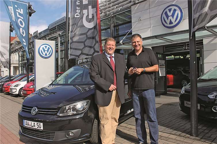 Schlüsselübergabe: Verkaufsleiter Marc Schneeberger und Edgar Steinborn. RERE