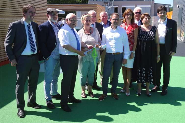 Schlüsselübergabe: (V.l.) Dr. Rolf Ellegast, Institut für Arbeitsschutz, Architekt Henner Herrmanns, GSG-Geschäftsführer Heinz-Peter Schmitz, Kita-Leiterin Anja Schäfer, Oberbürgermeister Nikolaus Roth, Bürgermeister Reiner Kilgen, Architekt Holger Zimmermann, Ministerin Sabine Bätzing-Lichtenthäler, Manfred Breitbach und Beate Eggert, Geschäftsführung Unfallkasse, Dezernent Michael Mang. Unfallkasse Rheinland-Pfalz