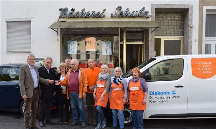 Schlüsselübergabe an Fahrdienst-Leiter Günter Gephard: Kristian Brinkmann und Karl Peter Bruch (von links) freuen sich, dass die Unterstützung der Paulinenstiftung für die Anschaffung eines Kühlfahrzeugs den Dienst der ehrenamtlichen Kräfte der Bad Emser Tafel erleichtert.Dekanat Nassauer Land