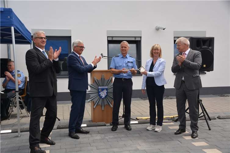 Schlüsselübergabe an den Dienststellenleiter Frank Heins durch Finanz- und Bauministerin Doris Ahnen und Innenminister Roger Lewentz.  Fotos: BE