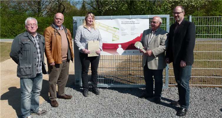 Schlüsselübergabe an den Vorstand (v.l.n.r): Gregor Broll, Dieter Neumann (beide Vorstandsmitglieder), Dagmar Quadflieg (Stadt Koblenz), Ernst Kagerbauer (1. Vorsitzender), Michael Heisser (Stadt Koblenz).Quelle: Stadt Koblenz
