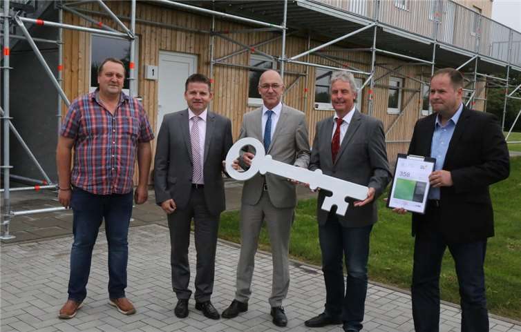 Schlüsselübergabe auf der Werferwiese. Flüchtlingskoordiantor Joachim Neienhuis-Wibel, Beigeordneter Holger Jung, Bürgermeister Bert Spilles, Ulrich Röger und Gunther Ulrich. -StF-