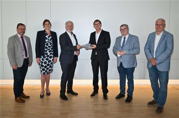 Schlüsselübergabe durch Architekt Guido Fries (Architektenbüro Fries): v.l. Wolfgang Treis (Präsident SGD-Nord), Kathrin Laymann (zukünftige Bürgermeisterin), Bruno Seibeld (Bürgermeister) Guido Fries (Architektenbüro Fries), Landrat Dr. Alexander Saftig, Thomas Göbel (Ing.-Büro IFH Mayen).  Fotos: Foto-Seydel