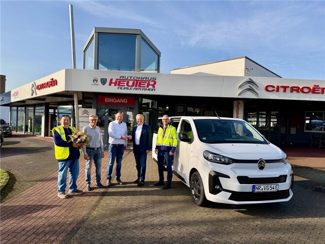 Schlüsselübergabe für den neuen Elektro-Bus der VG Unkel (von links): Jürgen Schuchardt (Bürgerbus-Team), Oliver Müller und Peter Kuck (Autohaus Heuter), Karsten Fehr (Bürgermeister der VG) und Holger Diedenhofen (Bürgerbus-Team).  Foto: privat