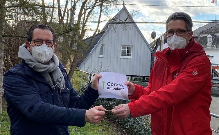 Schlüsselübergabe für die Ambulanz: Pastor Lothar Anhalt (links) und Prof. Markus Bleckwenn. Fotos: © TS/VG