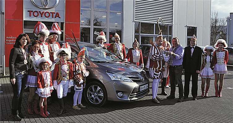 Schlüsselübergabe im Autohaus Hagedorn: Wie bereits seit vielen Jahren, so unterstützen Geschäftsführer Thomas Maur und sein Team auch in der aktuellen Session die Heimersheimer Karnevalisten. privat