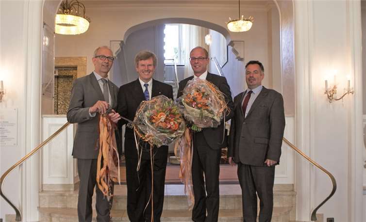 Schlüsselübergabe im Steigenberger Sanatorium Bad Neuenahr: Christoph Reinicke, Vorstand der Aktiengesellschaft Bad Neuenahr, übergab die Schlüssel zu den renovierten Räumlichkeiten an Chefarzt Dr. Heinz J. Krönke und Steigenberger-Direktor Denis Hüttig. Kreisbeigeordneter Friedhelm Münch gratulierte.JOST