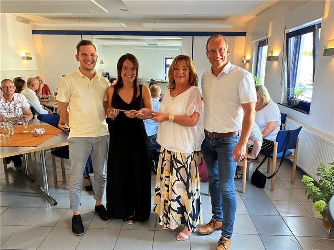 Schlüsselübergabe in Thür: Petra Winninger (2. V. r.), scheidende Leiterin des Thürer Kindergartens, übergibt – im Beisein von VG-Bürgermeister Jörg Lempertz (r.) und Ortsbürgermeister Lukas Ellerich – nach 40 Jahren die Verantwortung an Lena Sander-Traubenkraut.  Foto: VG-Verwaltung Mendig/Pauly