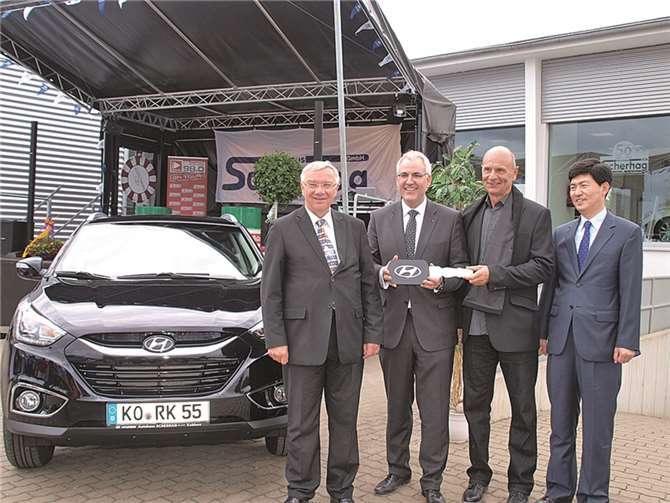 Schlüsselübergabe nach den offiziellen Reden mit Oberbürgermeister Joachim Hofmann-Göttig, Geschäftsführer Mark Scherhag, Comedian Rainer Kroth und mit Mr. Jung Kook Bae (Präsident der Hyundai Motor Deutschland) (v.l.). US