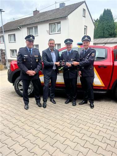 Pick-up mit Modulsystem erweitert Einsatzmöglichkeiten in Kell Schlüsselübergabe v.l. Bernd Mathias - stellv. Wehrleiter FW Andernach, OB Christian Greiner, Gerd Rottmann - Einheitsführer LE Kell, Alexander Kraus - stellv. Einheitsführer LE Kell.