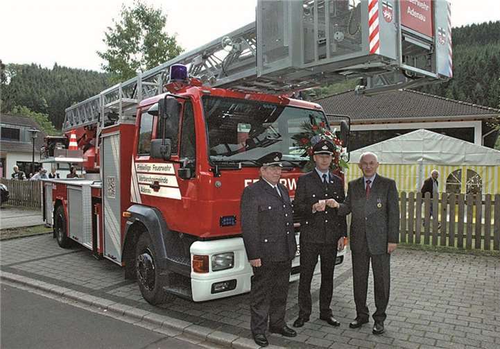Schlüsselübergabe v.li. Ehrenwehrleiter Stefan Zimmer, Wehrleiter Dieter Merten, Bürgermeister Hermann-Josef Romes