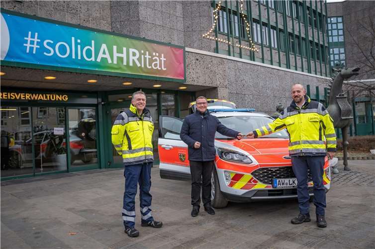 Schlüsselübergabe vor dem Kreishaus: Der Erste Kreisbeigeordnete Horst Gies (Mitte) übergibt das neue Einsatzfahrzeug an Martin Schiffarth, Sprecher der leitenden Notärzte (rechts), und Lothar Backes, Sprecher der Organisatorischen Leiter im Kreis Ahrweiler (links). Foto: Bernhard Risse/Kreisverwaltung.