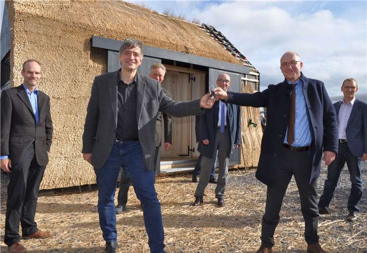 Schlüsselübergabe vor der Workbox, von links: Prof. Dr. Ralf Pude, Prof. Dr. Mathias Wirths, Dirk Vianden, Dr. Raffael Knauber, Bürgermeister Bert Spilles und Wirtschaftsförderer Dirk Schwindenhammer.Quelle: Stadt Meckenheim