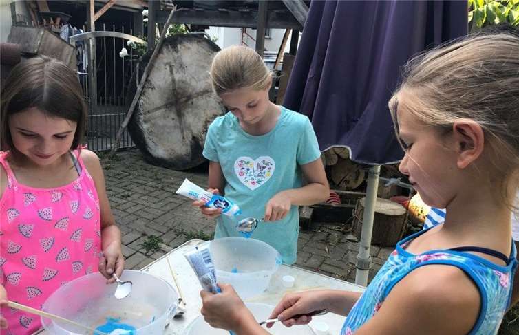 Schlumpf-Schleim produzieren in der Experimentierwerkstatt.