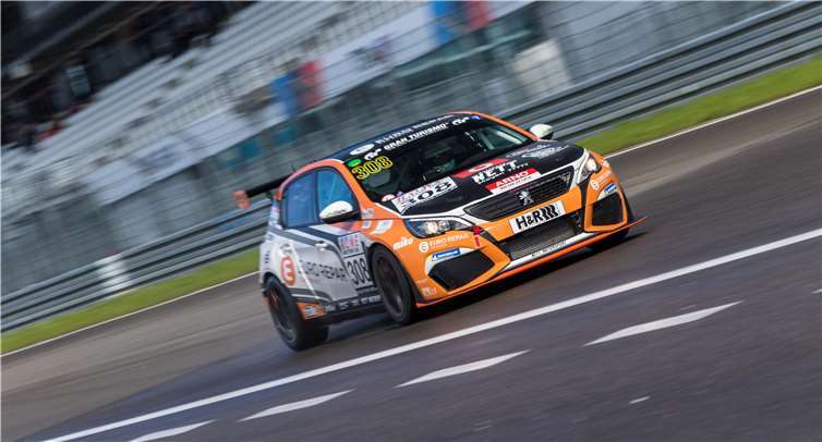 Nett Motorsport bittet zum Regentanz  Schlussfahrer Achim Nett, der tags zuvor seinen 50. Geburtstag feiern konnte, ließ in seinem Stint ebenfalls nichts anbrennen. Fotos: Andreas Krein Photography