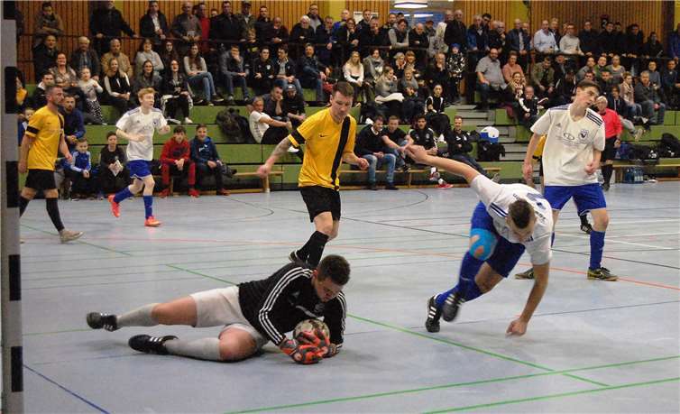 Schlussmann Niko Dadsetan vom SV Alzheim (hier im Spiel gegen den TuS Hausen) wurde zum besten Torhüter des Turniers gewählt.SK