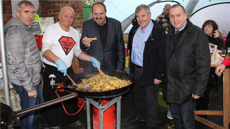 Schmackhafte Bratkartoffeln bereitete man hier für die Gäste zu. Diese schmeckten auch TV-Koch Johann Lafer. Fotos: WK