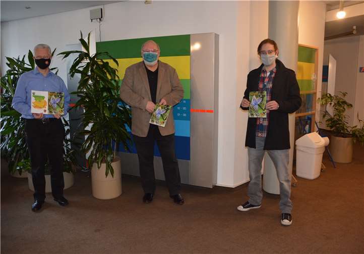 Schmetterlinge im Naturpark - Naturparkvorsitzender Landrat Frank Puchtler, Dr. Axel Schmidt und Naturparkreferent Stefan Eschenauer stellten die aktualisierte Broschüre vor. Foto: Rhein-Lahn-Kreis