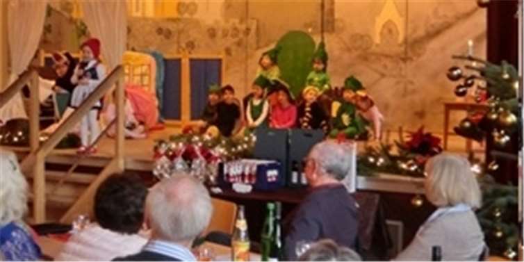 Schmetterlingsgruppe der Kita Dattenberg überraschte die Senioren mit einem Theaterspiel.Privat