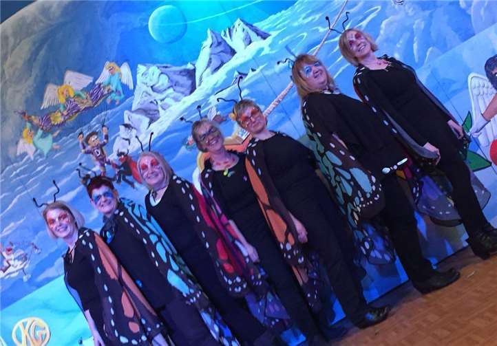 Schmetterlingsgruppe macht einen Liedvortrag über die Problemzonen der Frauen.