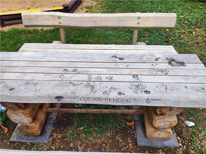 Schmierereien und Beschädigungen auf einem Stromberger Spielplatz. Foto: Stadt Bendorf