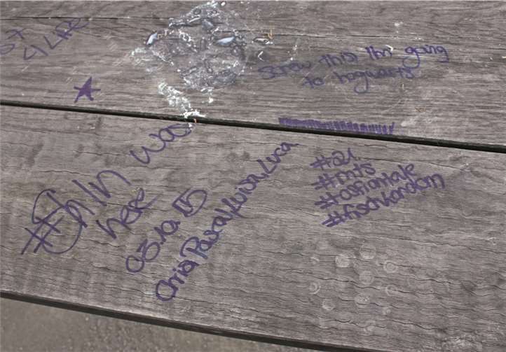 Schmierereien verunstalten die Lange Tafel. Anna Maria Schuster