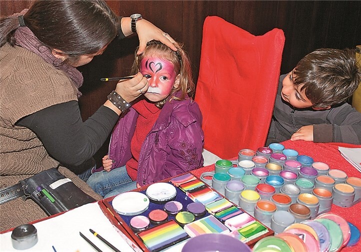 Schminken macht Spaß. Die junge Dame ist voll konzentriert.