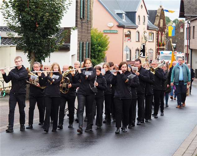 Ettringer feierten mit vielen Gästen aus nah und fern ihre Kirmes Schmissige Musik der Blaskapelle gehört zur Kirmes.