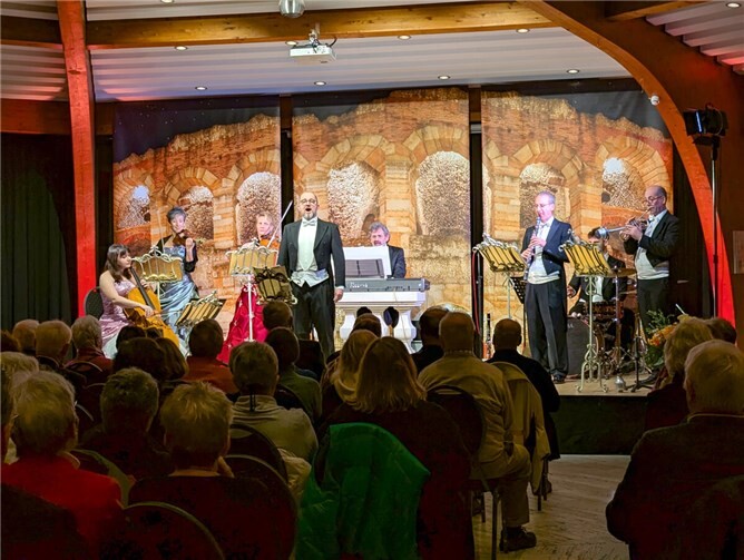 Schmitz brachte das Publikum mit seiner kraftvollen Stimme zu begeistertem Applaus und mit humorvollen Intermezzi immer wieder zum Schmunzeln.  Foto: Stadt Remagen | Carina Voigt