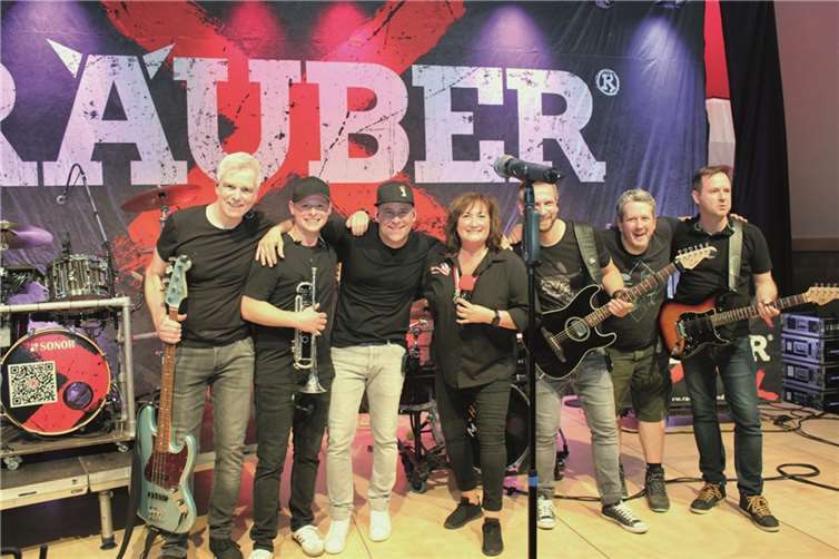 „SchmitzMarie“ heizte dem Publikum direkt mit ihren handgemachtem Kölsch Cover Rock-Songs mächtig ein.