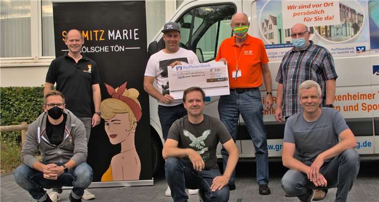 „SchmitzMarie“ spendet seine Einnahmen des Autokino-Konzerts an die Tafel Rheinbach-Meckenheim und übergibt einen Scheck in Höhe von 555 Euro an Dr. Uwe Petersen und Hans-Joachim Peters von der Tafel. Auf dem Bild: (vorne v. l.) Jens Patalas, Ralf Schrödter, Thomas Wolff (hinten v. l.) Tobias Gasteier, Jan Hoffmann, Dr. Uwe Petersen, Hans-Joachim Peters. Foto: „SchmitzMarie“